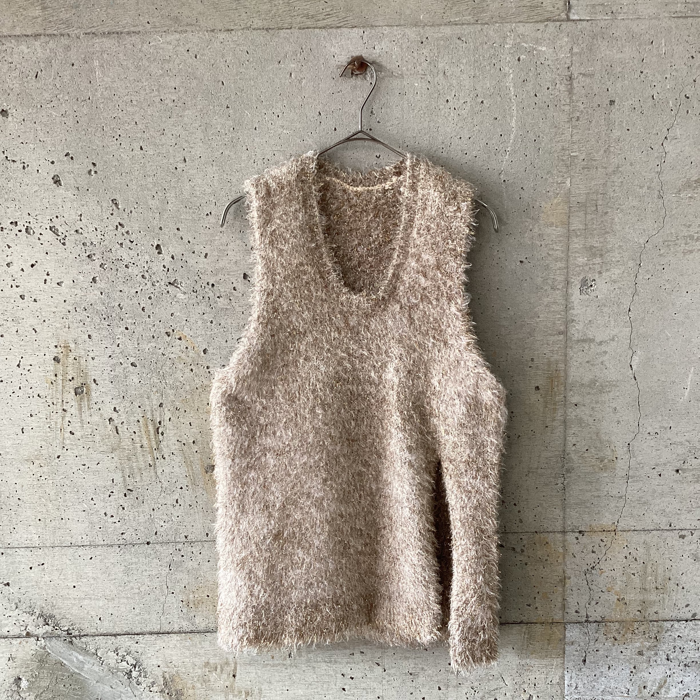 Long-haired gold thread vest