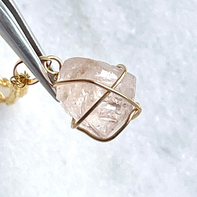 モルガナイト（ピンクアクアマリン）　原石　18金　ペンダント　（虹入り）（チェーンはつきません）　1041