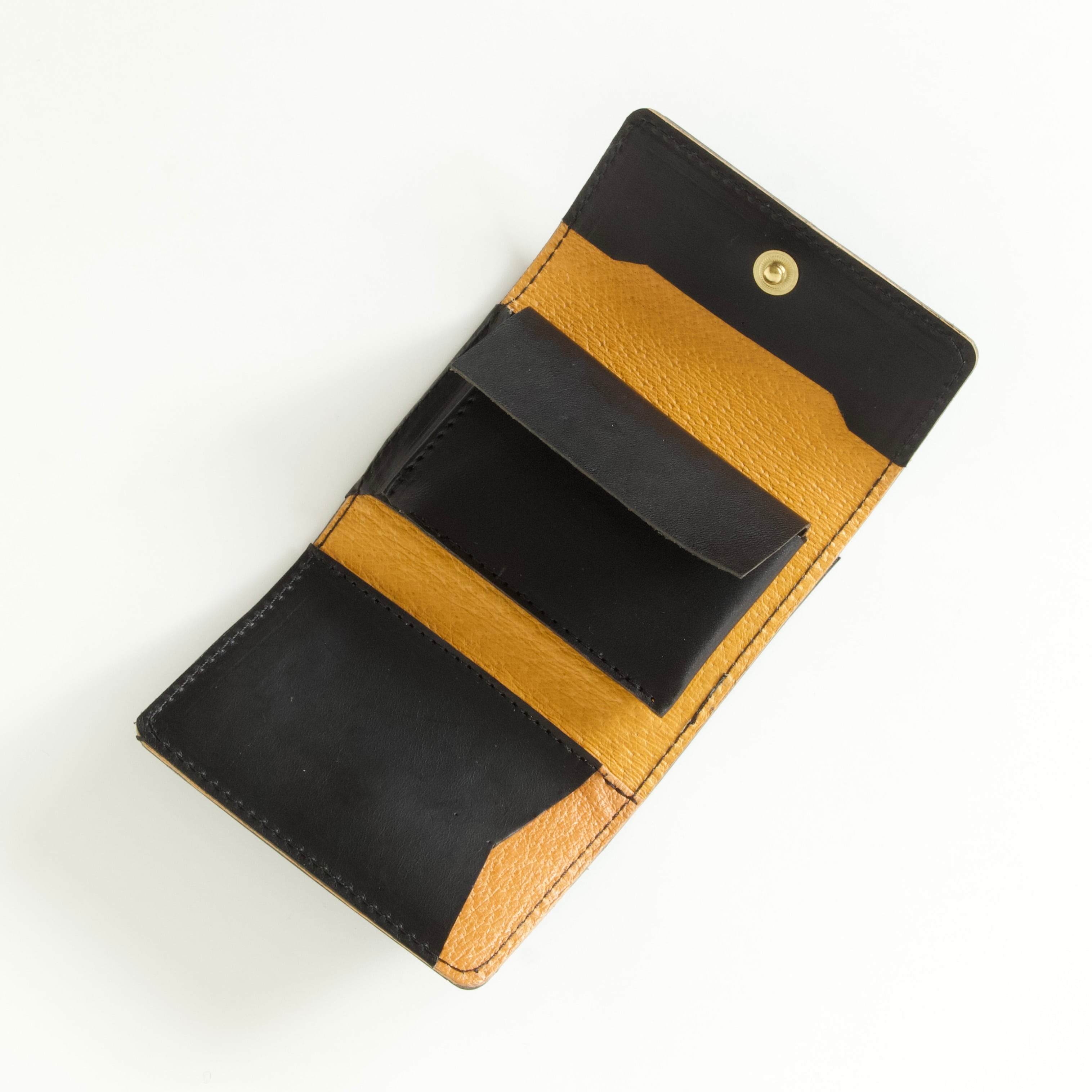 小さいカードサイズのコンパクトな三つ折り財布（お札折らない