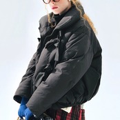 大きな黒リボンが映えるシックなクロップドダウン 《i0811》