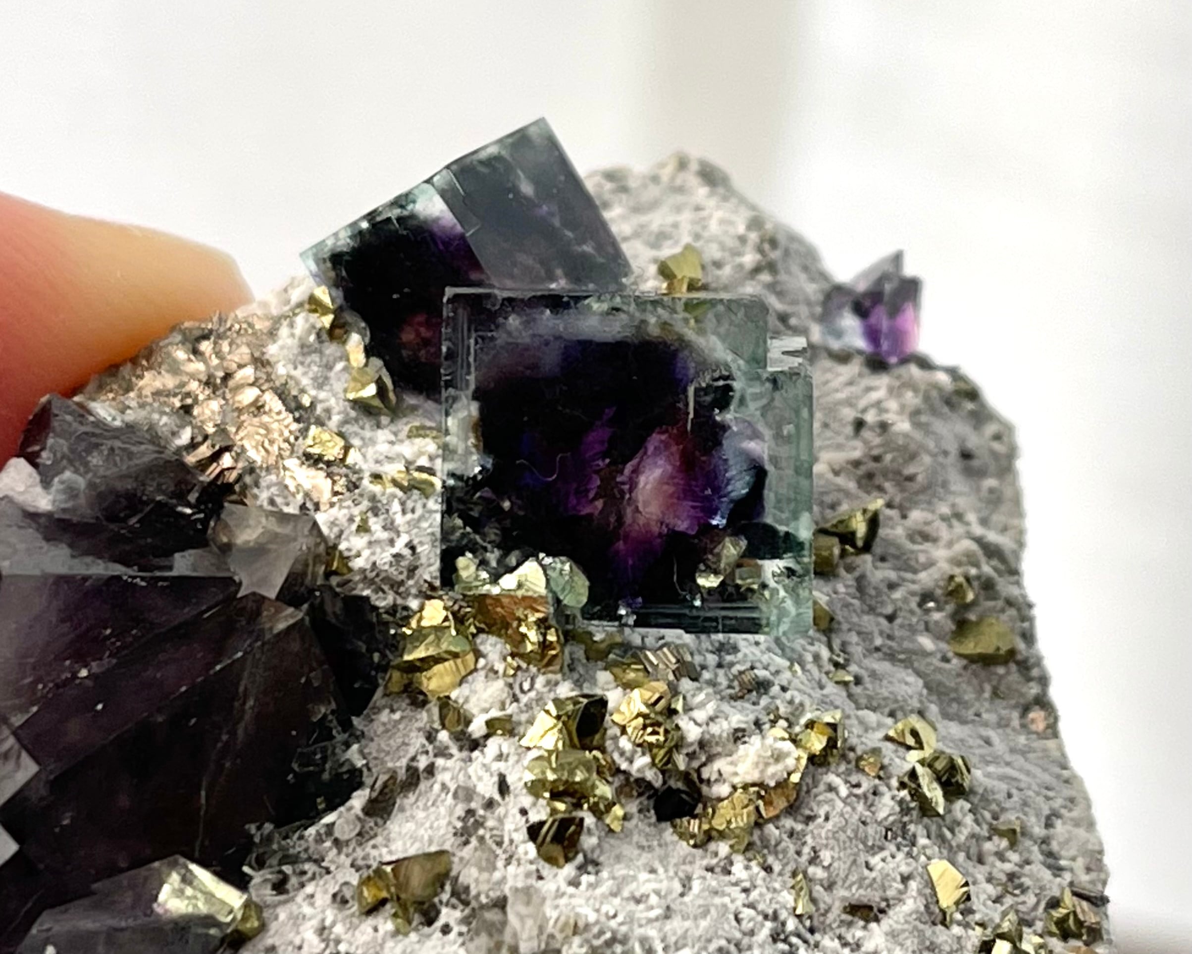 フローライト / キャルコパイライト / クォーツ【Fluorite with