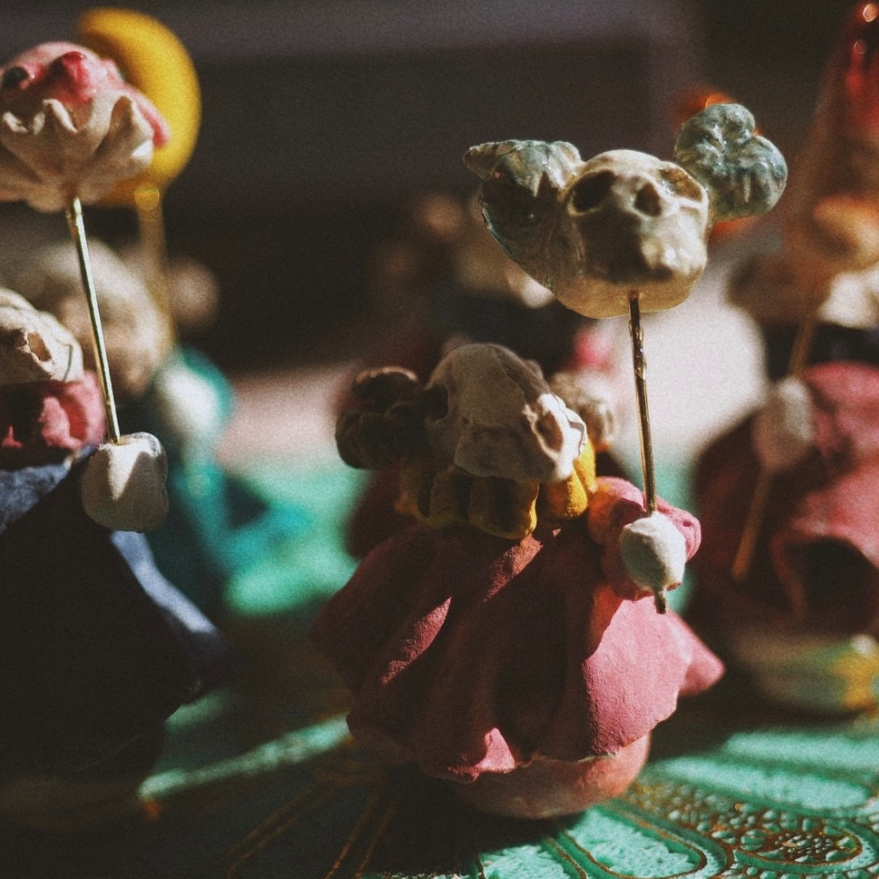 Hand-held doll of a colored bone sheep [skull]