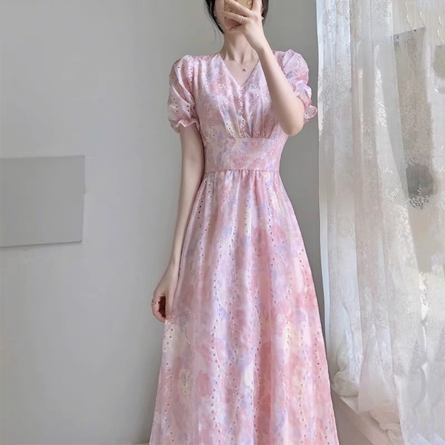 少女らしいかわいいピンク花柄ワンピース