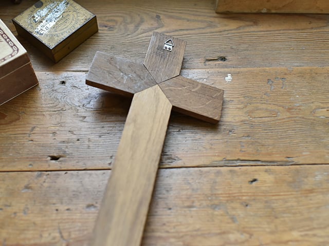 ラインの入った素敵な木製の十字架 フレンチアンティーク