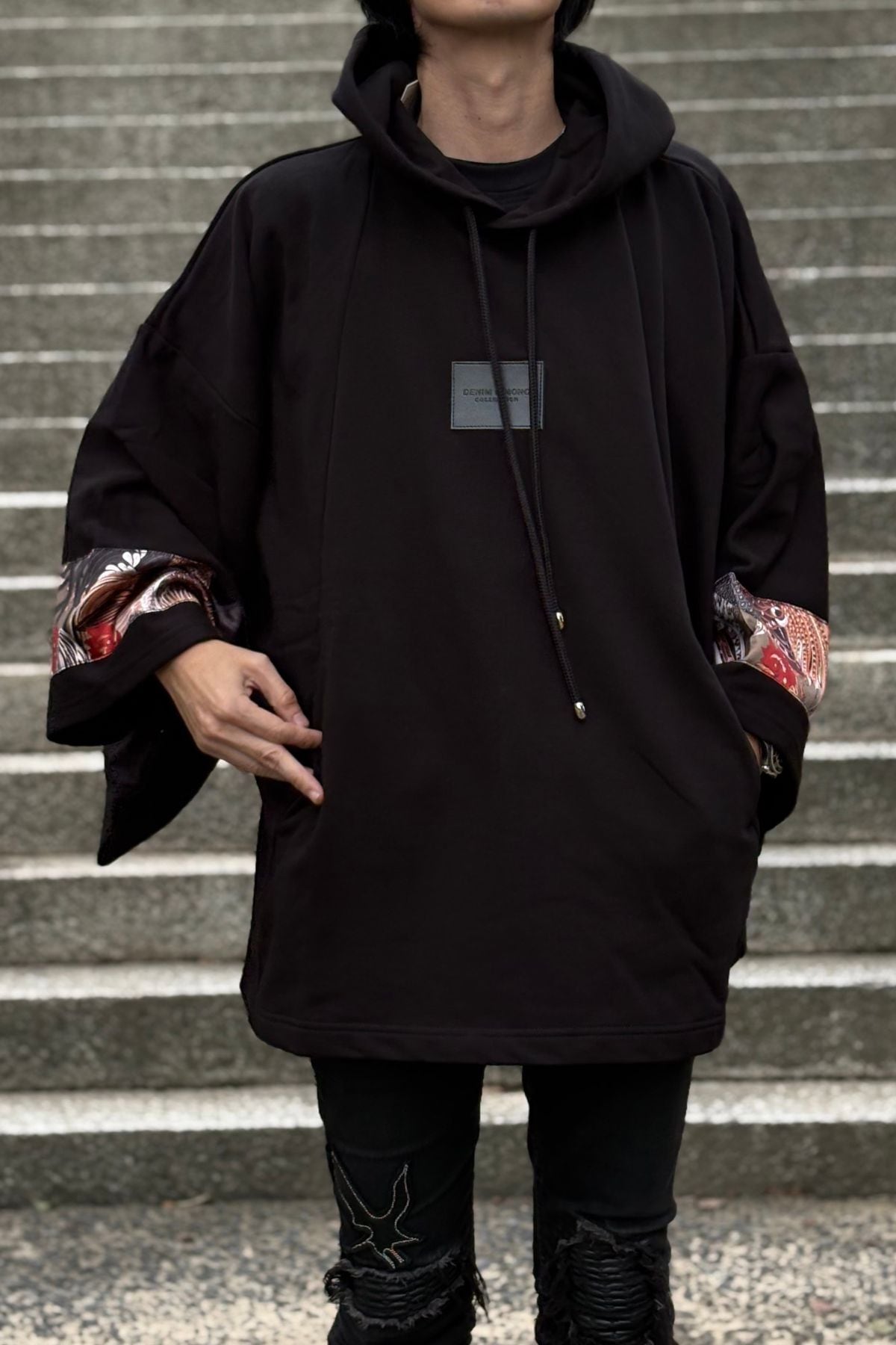 青木被服×KIMONOT®】コラボレーションKIMONOパーカー “BLACK ×軍鶏図