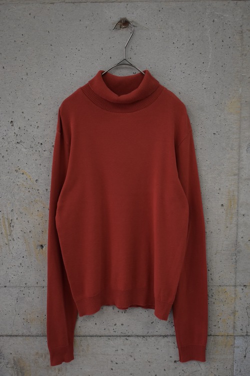 Long-sleeved turtleneck knit top