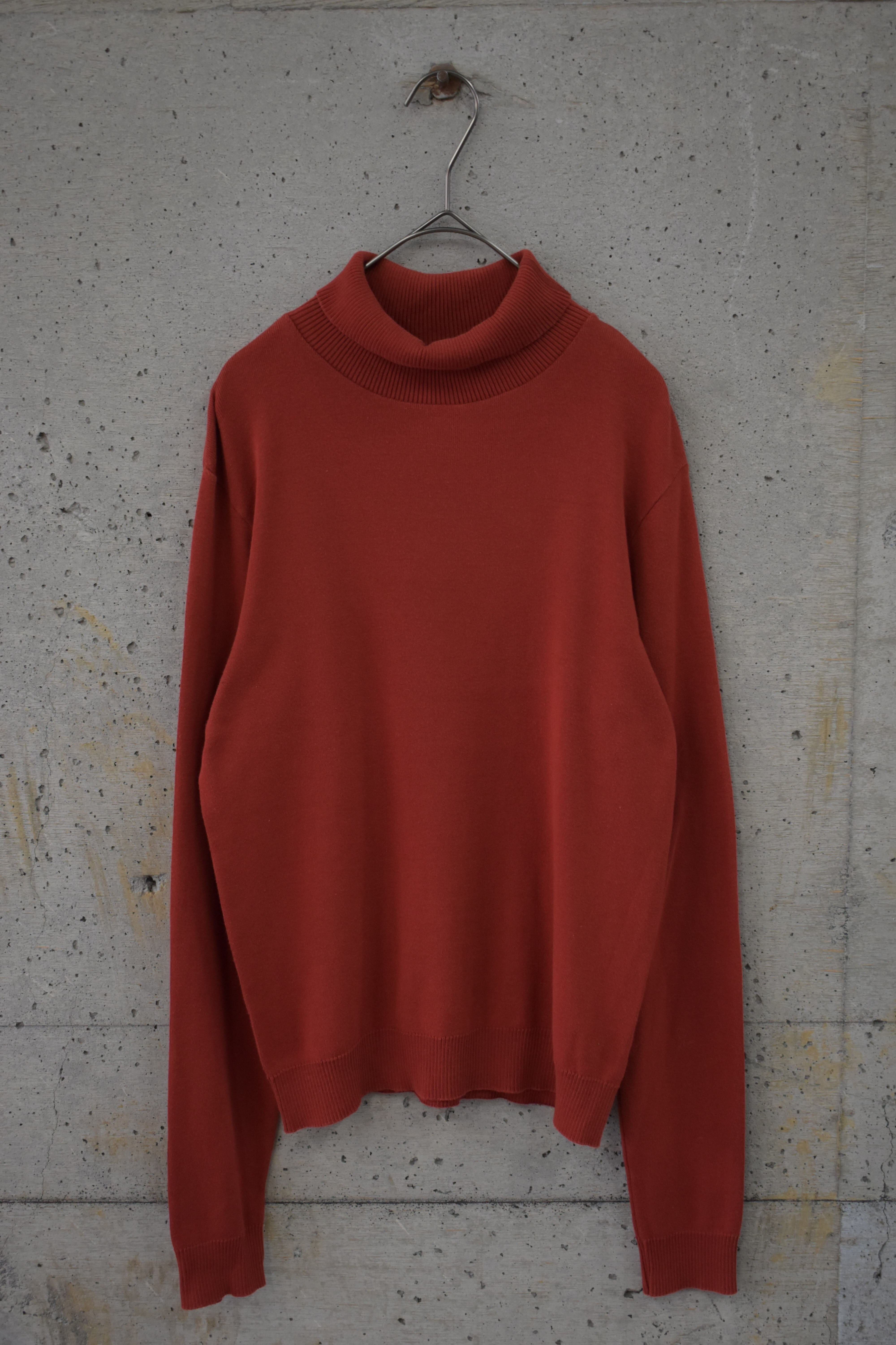 Long-sleeved turtleneck knit top