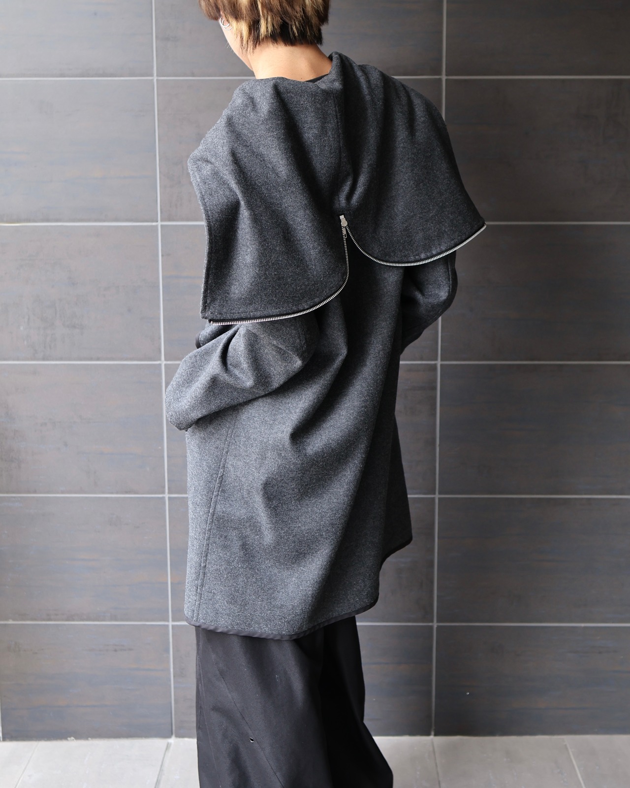【COMME des GARCONS HOMME DEUX】zip up hooded half coat
