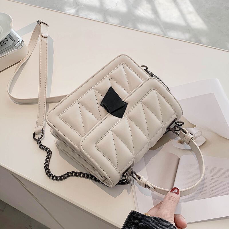 チェーン レッド スクウェア メッセンジャーバッグ Tiancai_Wing_Bag80962305410