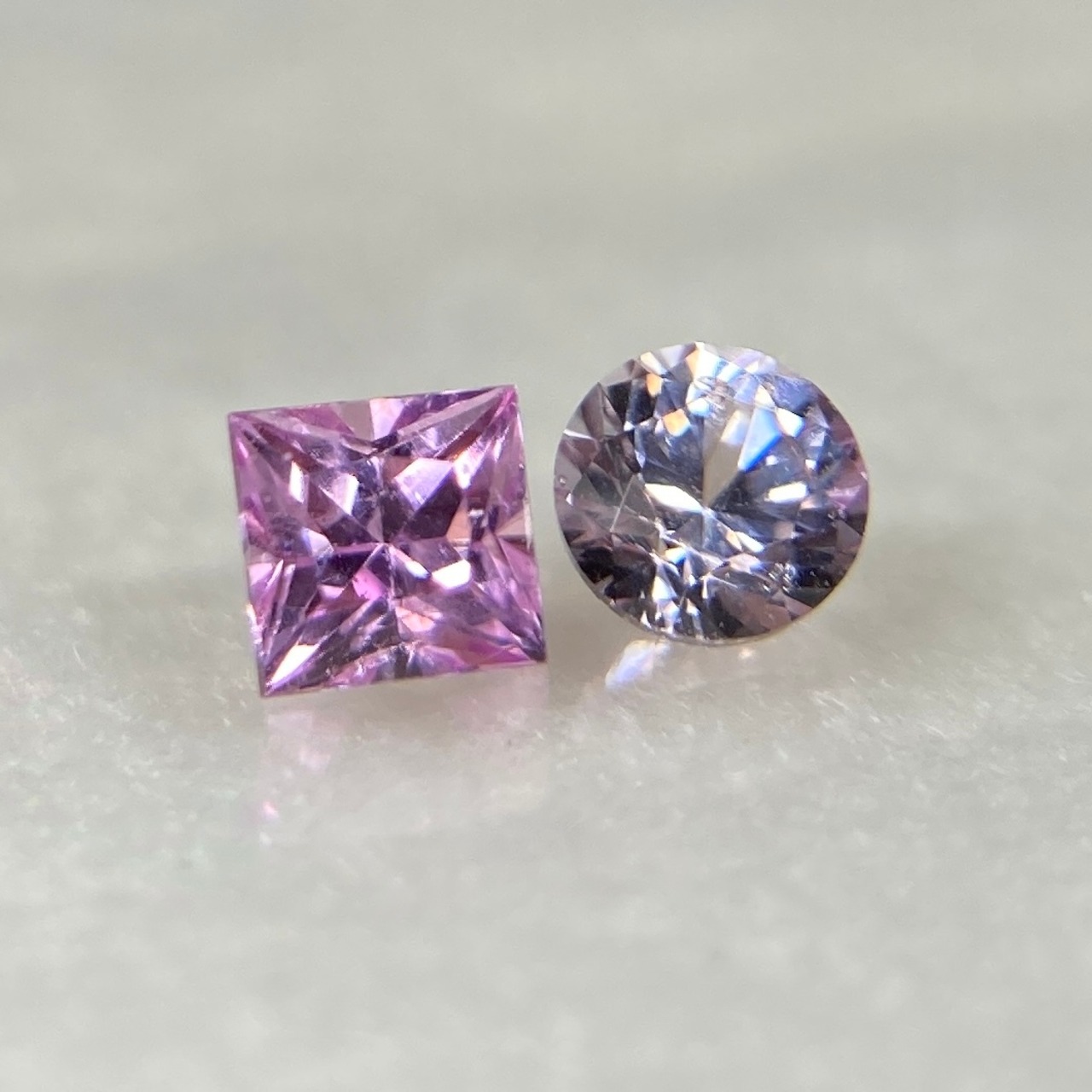 プチっとスピネル 丸と四角  約2.8ｍｍ 2.4mm r-0170