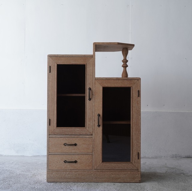 開き戸のキャビネット