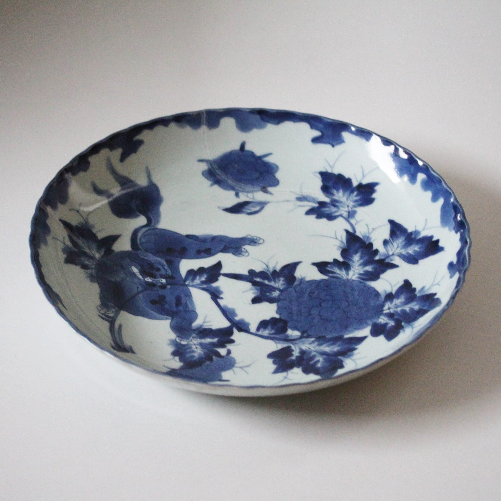 硝子継ぎのある古伊万里染付唐獅子牡丹文大皿 d31.9cm　Imari Blue and White Dish with Lion and Peony  Design　17th-18th C