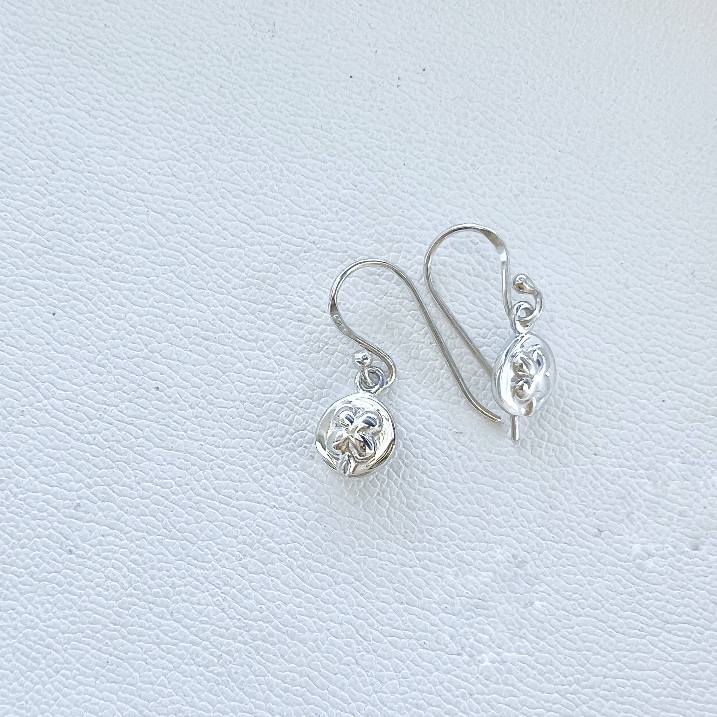 クローバーフックピアス