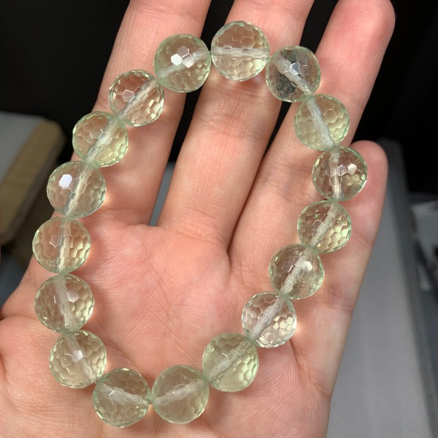 4.優しい色合いミントグリーンフローライトブレスレット