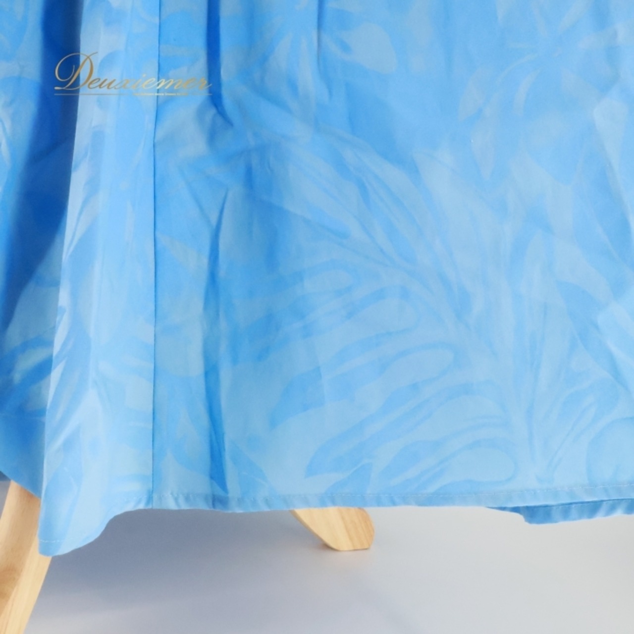 フラダンス 衣装 ワンピース ドレス CC Fashions ブルー系 ハワイ製 ワンカラー ホルターネック プルメリア柄 ティアレ柄 かわいい 華やか 鮮やか 明るい 爽やか 大胆 セクシー ハワイアン アロハ ハワイアンプリント フラ ダンス レッスン