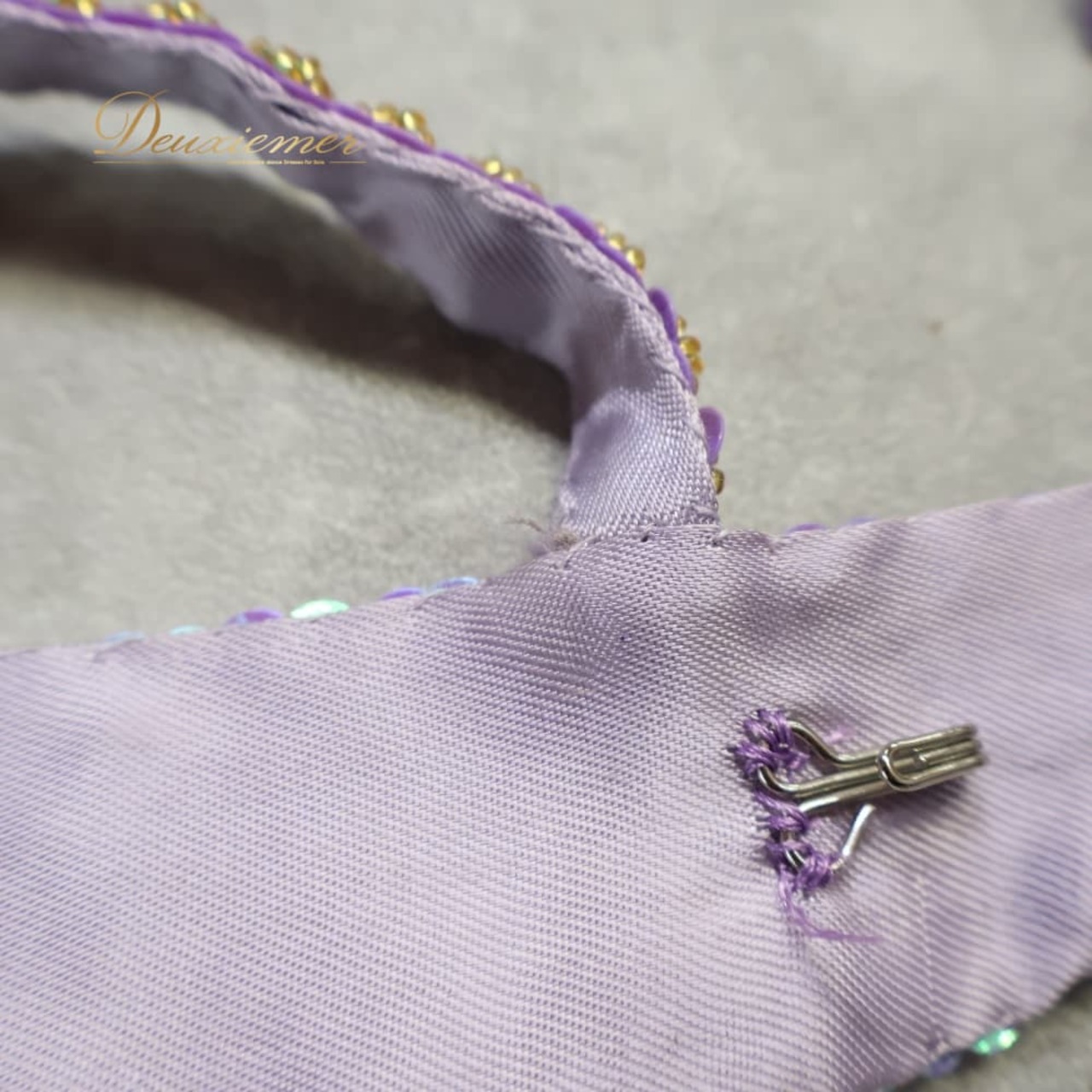 ベリーダンス オリエンタル 衣装 上下セット パープル系 トップス スカート ベルト チョーカー ベール アーム 紫 金 フリンジ 淡い 装飾 豪華 アーム飾り 腕飾り かわいい スリット 華やか ダンス衣装 イベント ステージ