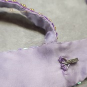 ベリーダンス オリエンタル 衣装 上下セット パープル系 トップス スカート ベルト チョーカー ベール アーム 紫 金 フリンジ 淡い 装飾 豪華 アーム飾り 腕飾り かわいい スリット 華やか ダンス衣装 イベント ステージ