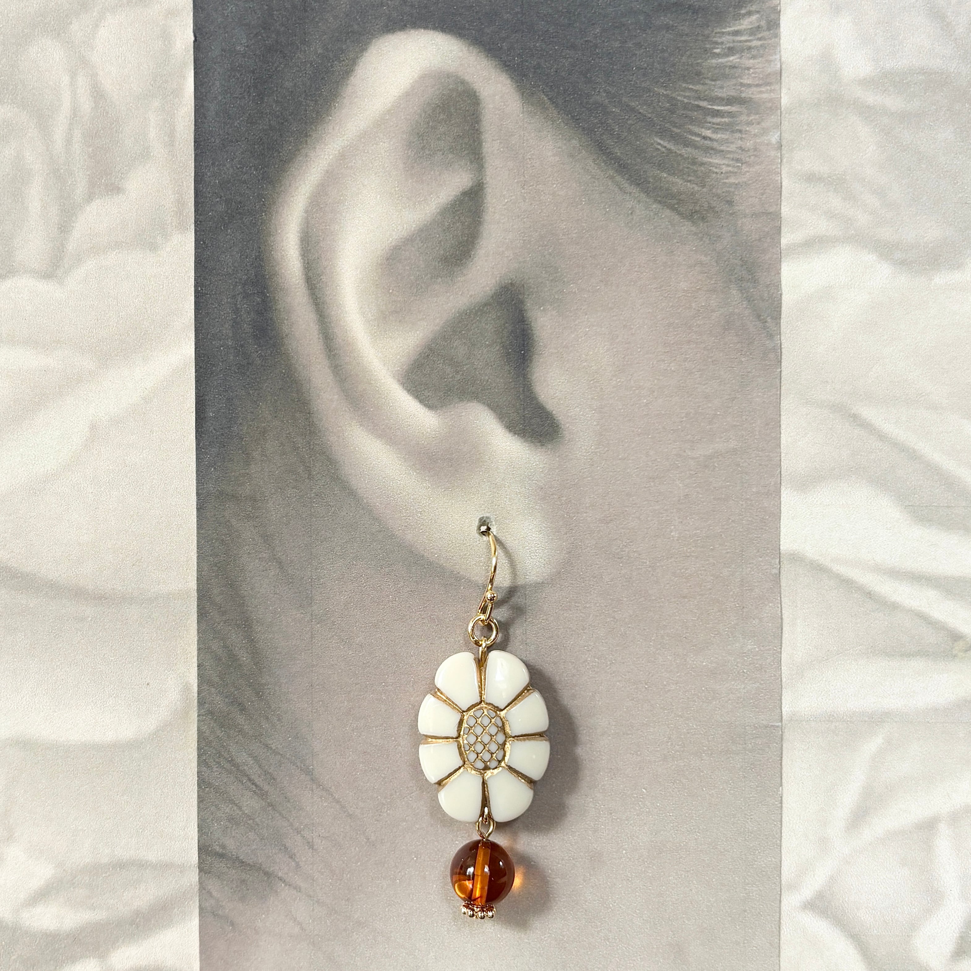 お花のドイツビーズと琥珀のピアス・イヤリングE336 | 虹factory