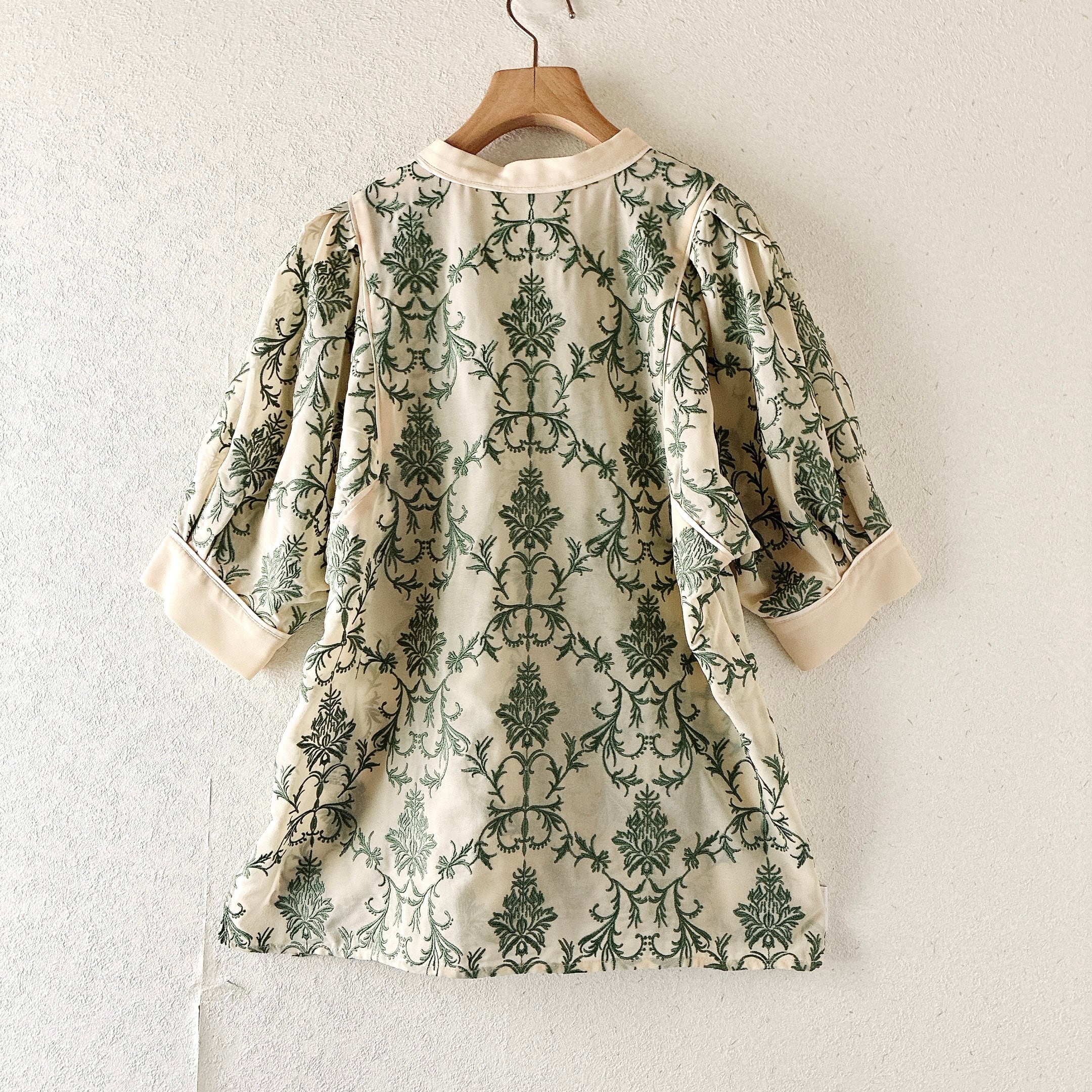 リリーブラウン Lily Brown オリエンタル刺繍チャイナトップス 半袖 花 リリーブラウン Lily Brown オリエンタル刺繍チャイナトップス 半袖 花