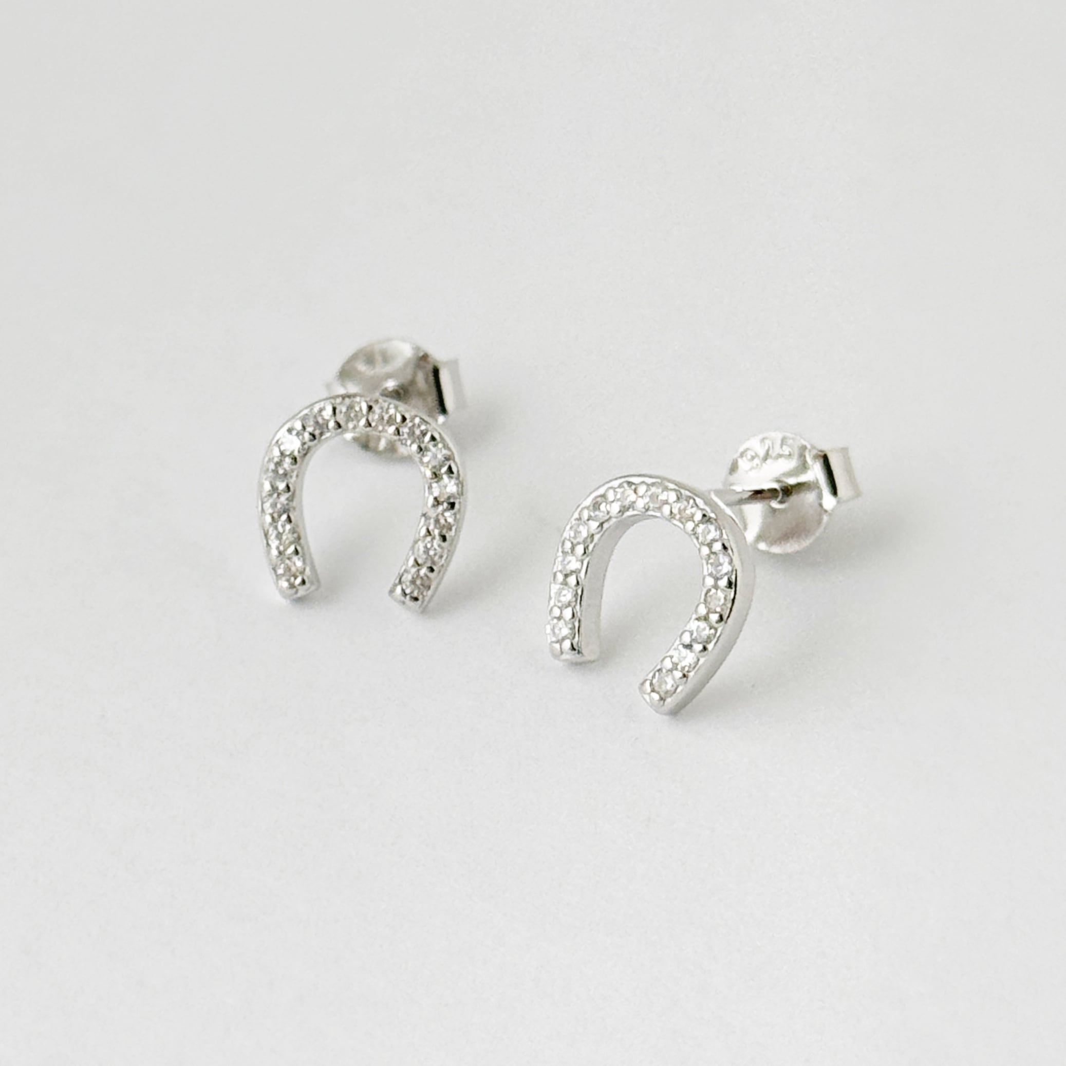 ジルコニア 下向き 馬蹄 スタッド ピアス 馬 蹄鉄 ホース うま