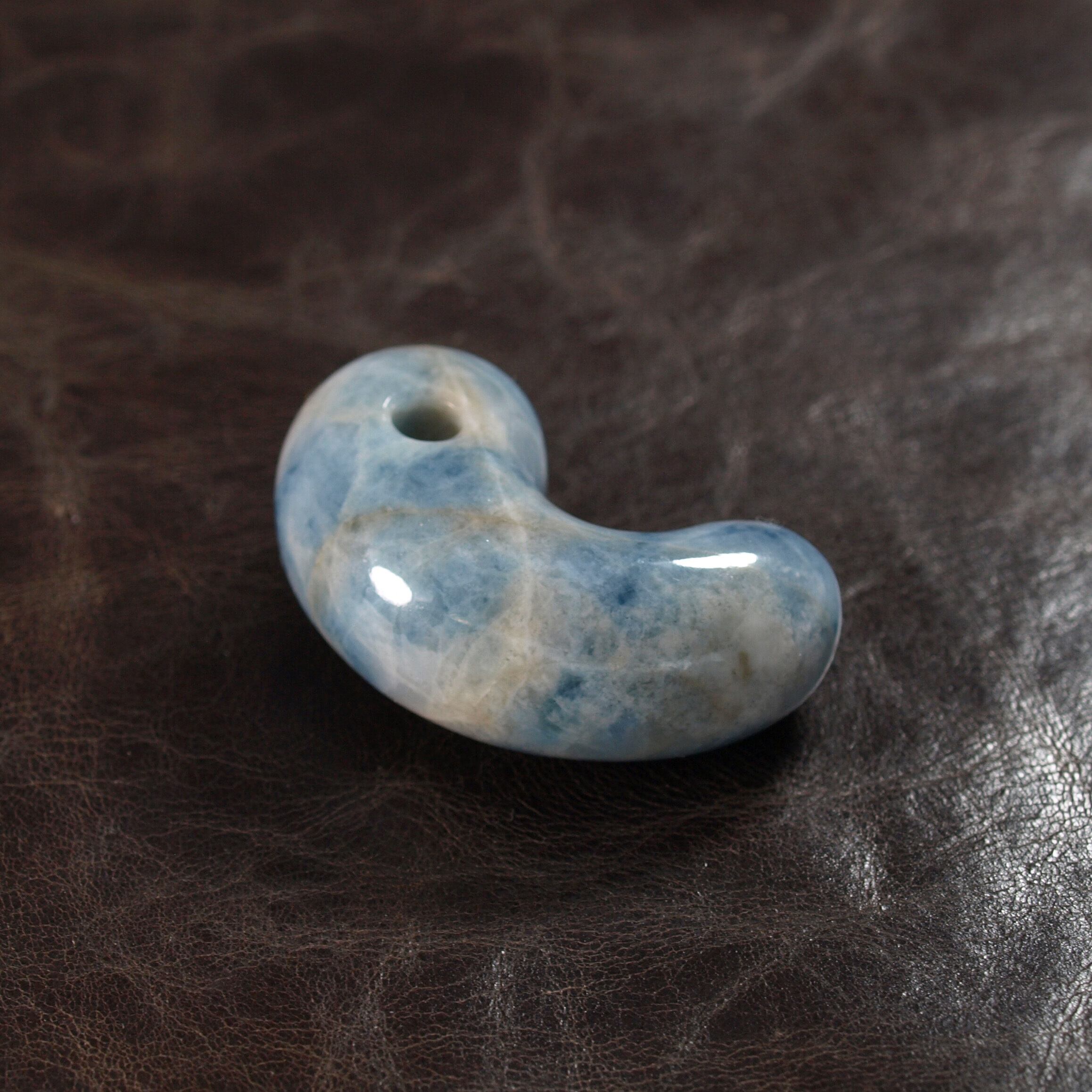 糸魚川翡翠 コン沢 青翡翠 勾玉 (大きめ) 24.5g Itoigawa Blue Jadeite