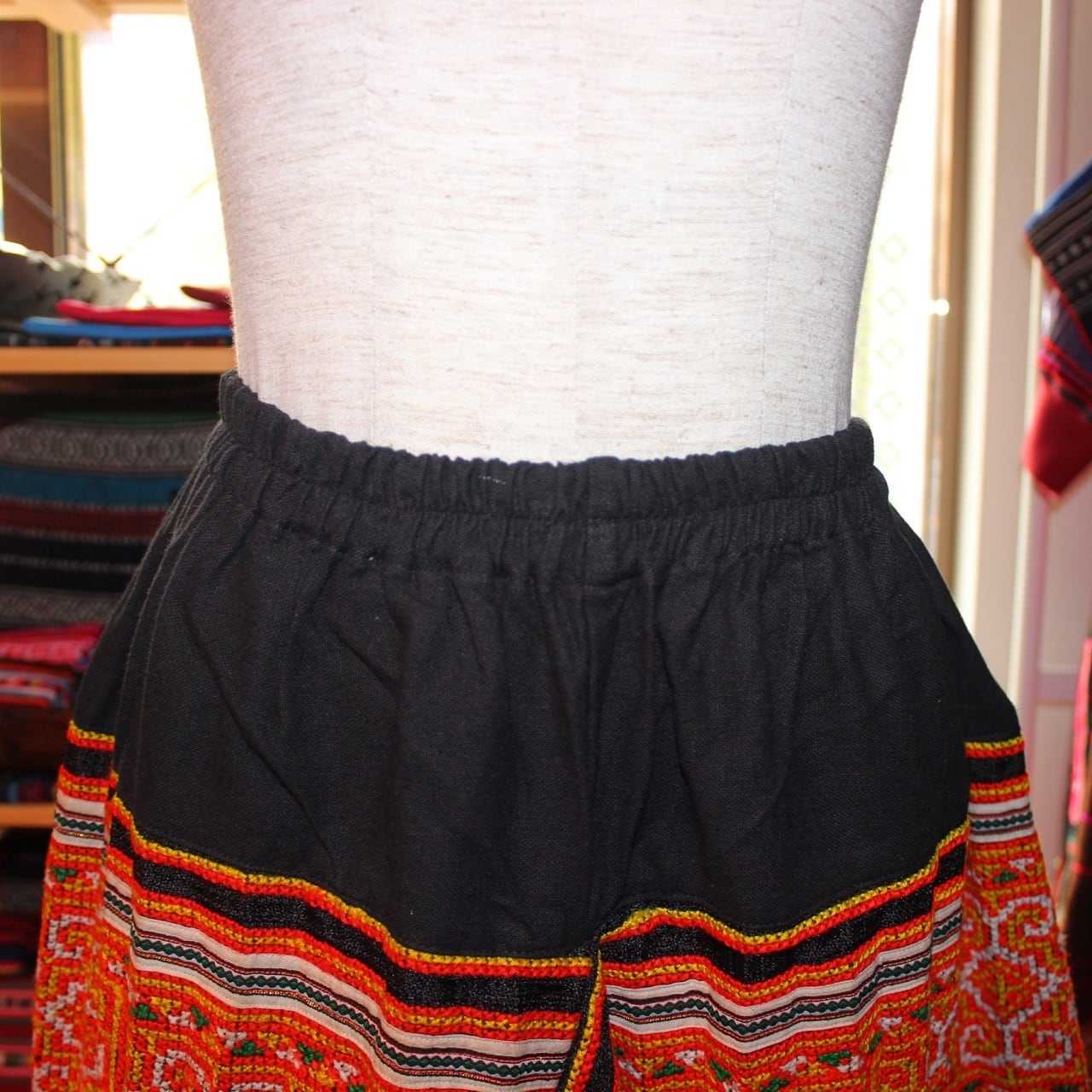 モン族刺繍サルエルパンツ[A] | タイの民族刺繍雑貨・衣料スアイチャイ