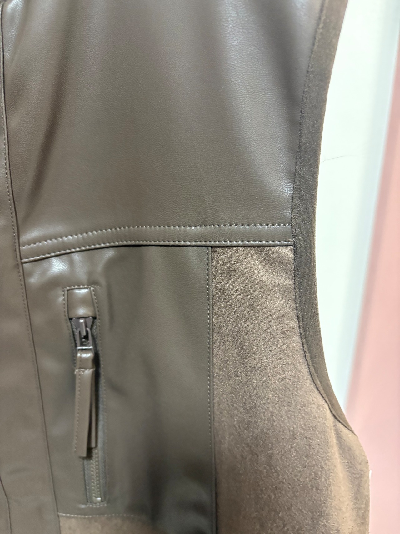 EGLANTINE フェイクレザースエード切り替えベスト 502053F4