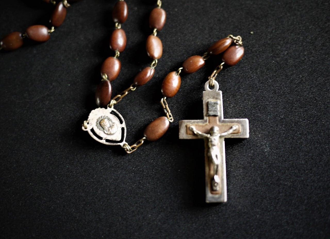 ロザリオ 木の実 ビーズ 秘密の十字架 | こりすのパン屋Base店 （世界