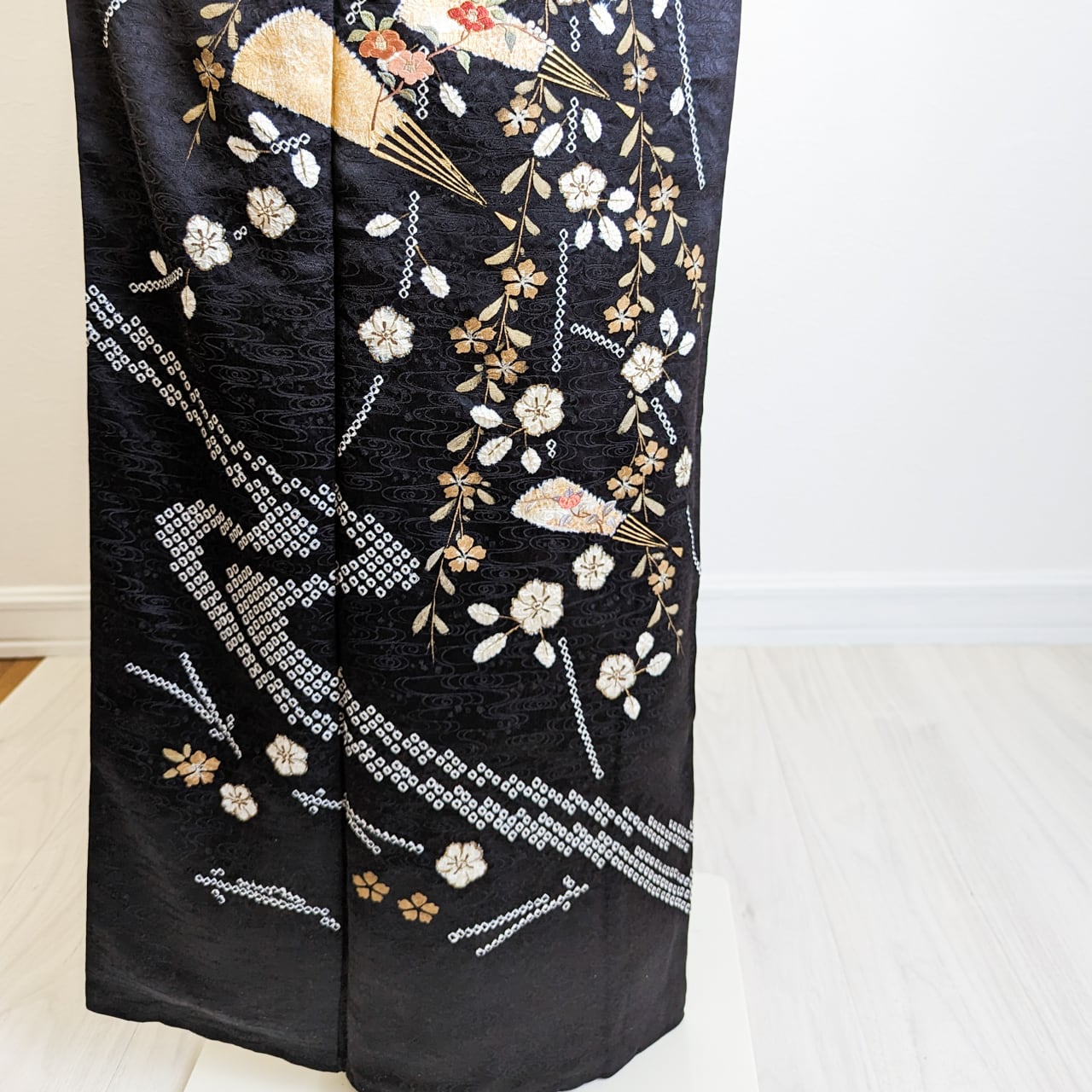 裄長】訪問着 袷 しだれ桜に扇 観世水文織出し 絞り 金彩 刺繍 裄長】訪問着 袷 しだれ桜に扇 観世水文織出し 絞り 金彩 刺繍