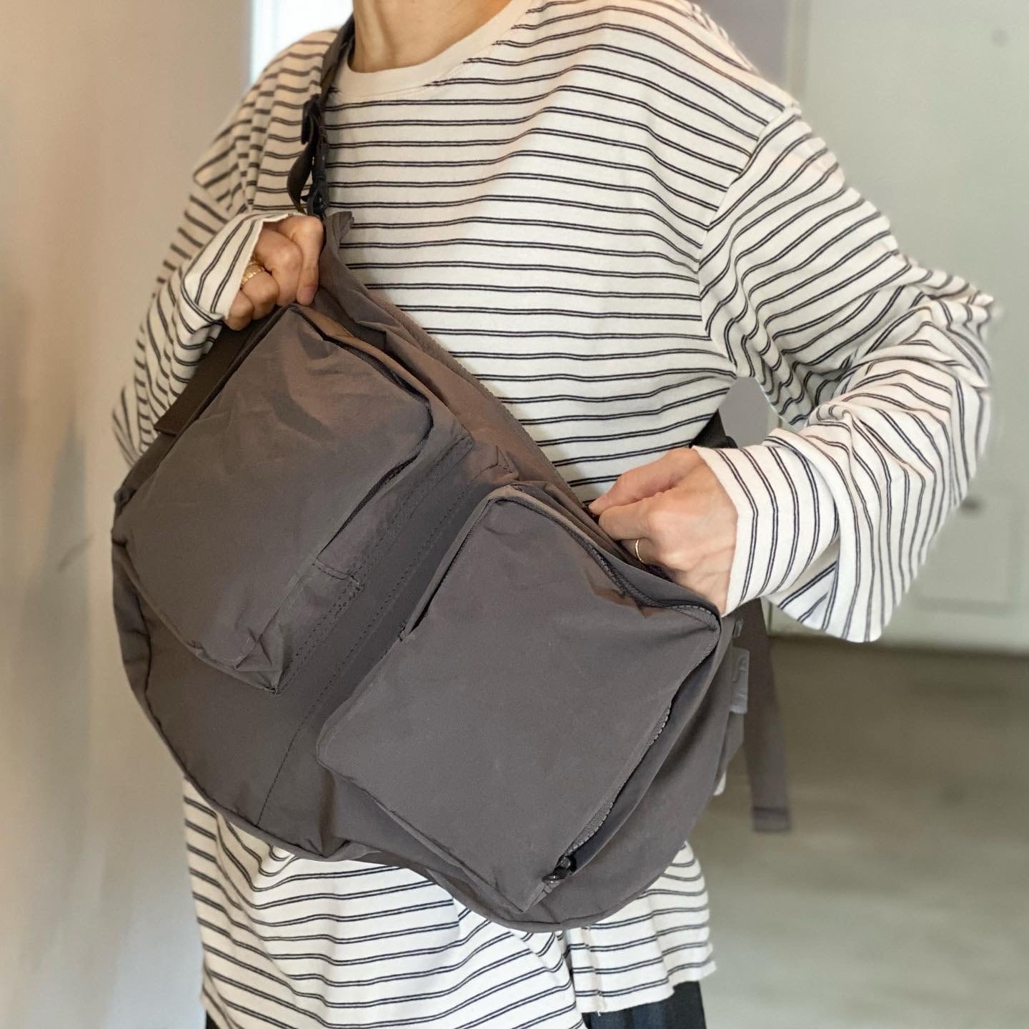 再入荷AMIACALVA(アミアカルヴァ)Spilit Yarn Body bag grey-(F-009
