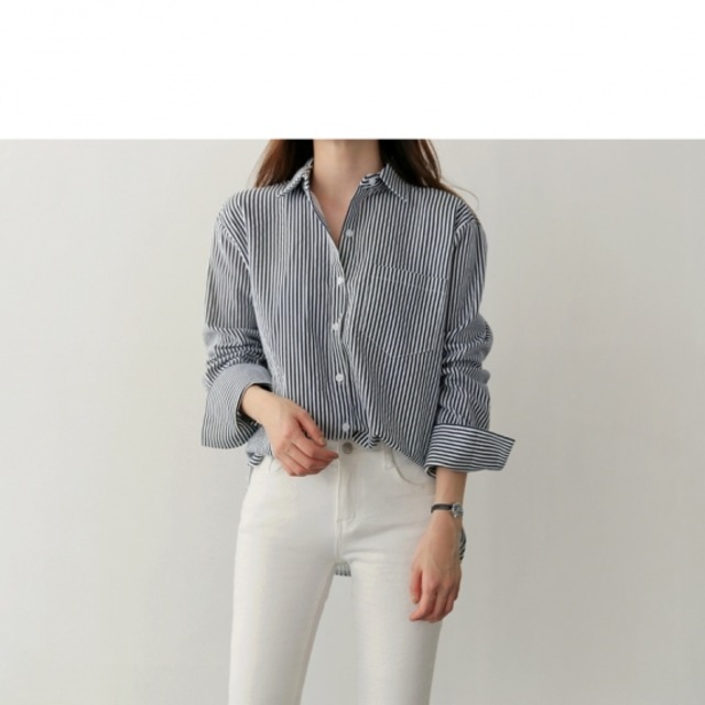 大人可愛い 白ボタンのシャツ