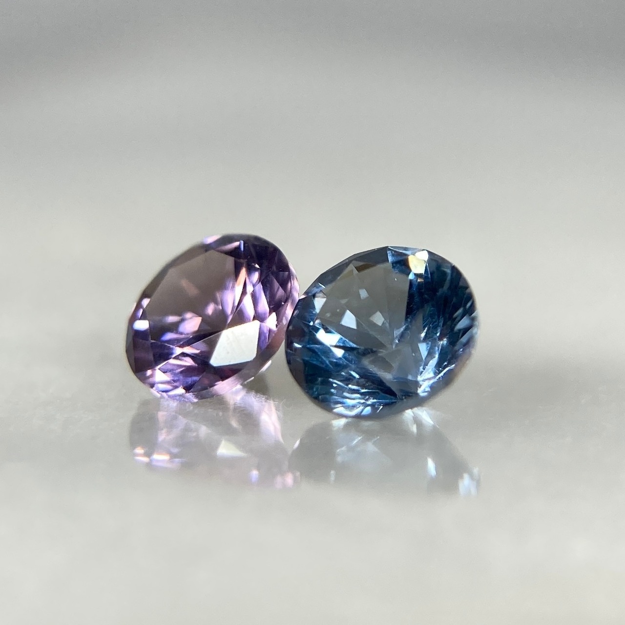 丸いスピネル 2色セット 約3.3mm r-0569