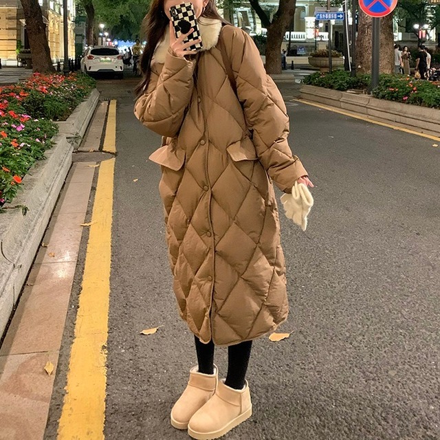 アウター レディース コート キルティング 襟付き ロング丈 ロングコート 中綿コート ボタン 羽織 上着 エコファー フェイクファー 暖かい 防寒 軽量 長袖 ひざ下 膝下丈 ミモレ丈 無地 ブラウン ブラック 茶 黒 秋 冬 トレンド プチプラ おしゃれ かわいい 大人送料無料 大人可愛い フェミニン シンプル カワイイ モテコーデ 体型カバー デート 女子会 お呼ばれ オフィス 旅行 ママコ−デ 公園デビュー 誕生日 クリスマス 初詣 フリーサイズ 10代 20代 30代 40代 50代 ラフ