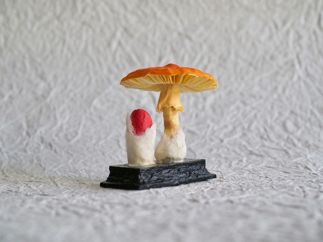 内藤瑠里　和紙のミニきのこ模型 ”  タマゴタケ 01 "