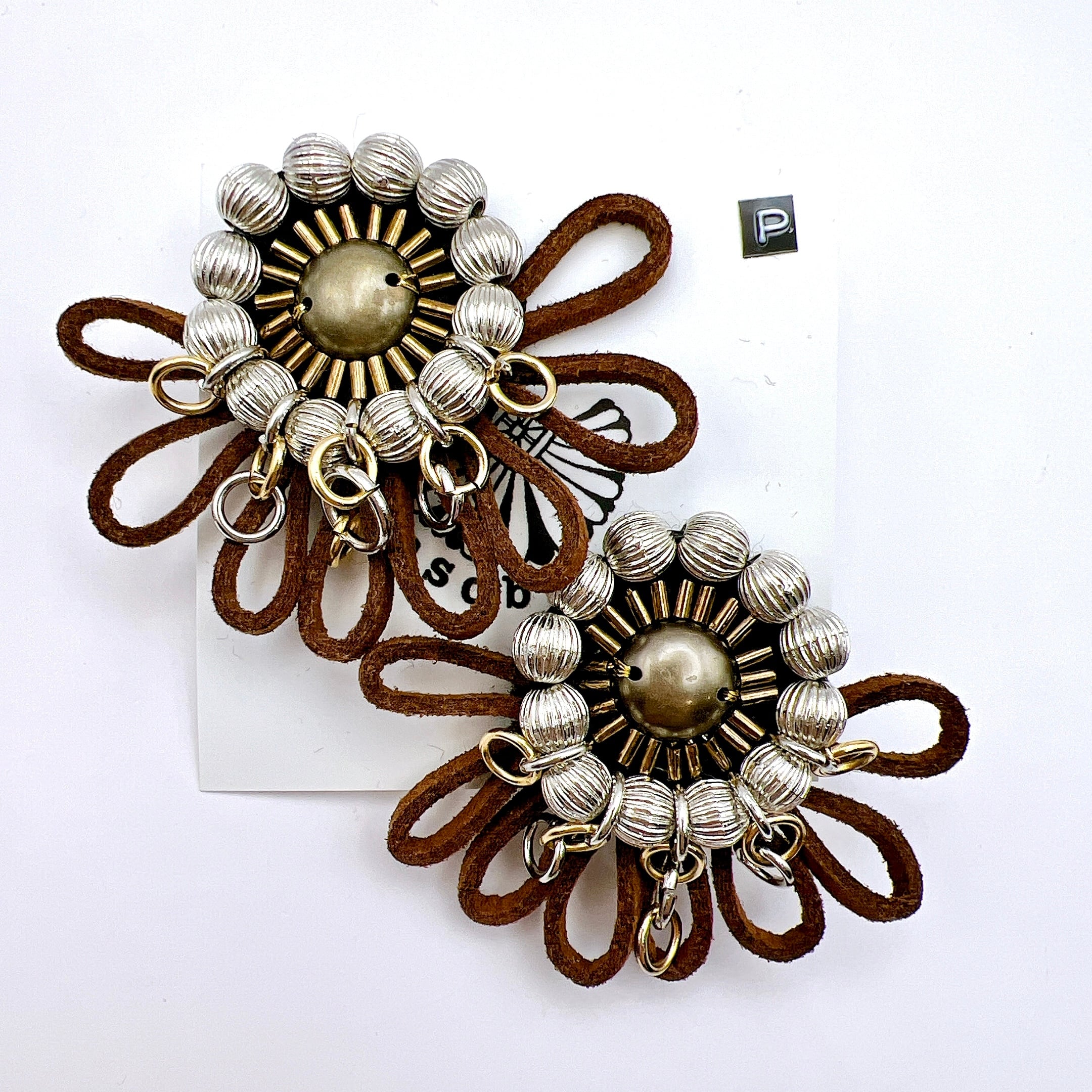 asobuco 革紐ふさふさ ピアス