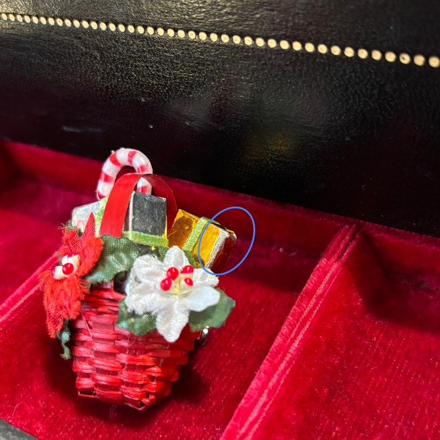 Christmas gift basket brooch
