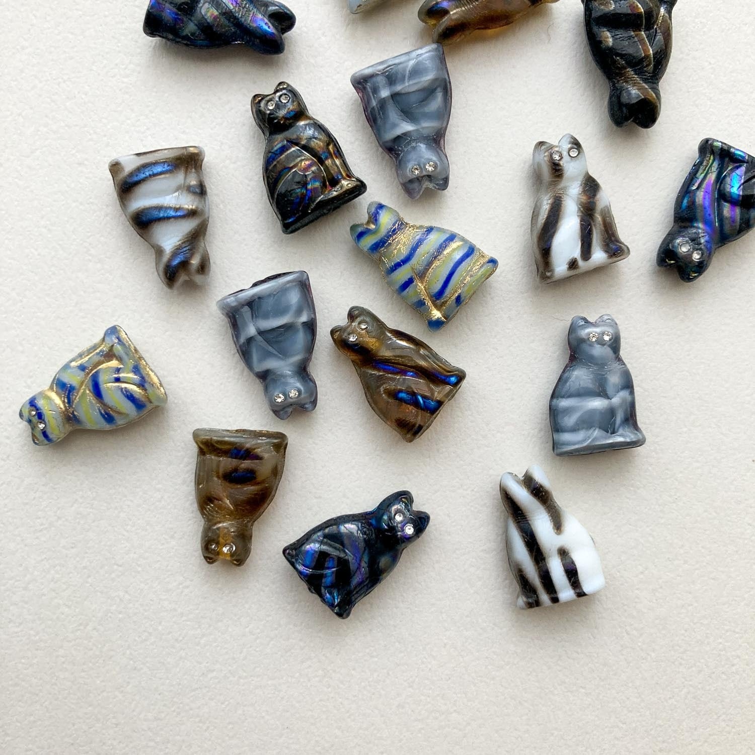 最終入荷〉ビジューアイお座り猫チェコビーズ（ストライプ）《ブルー