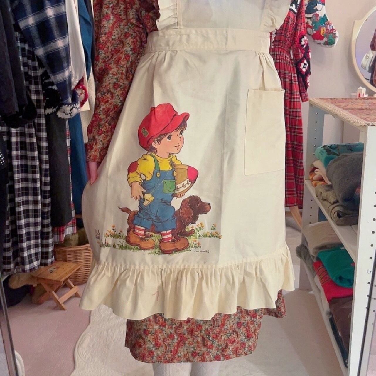 dog & boy cream frill apron