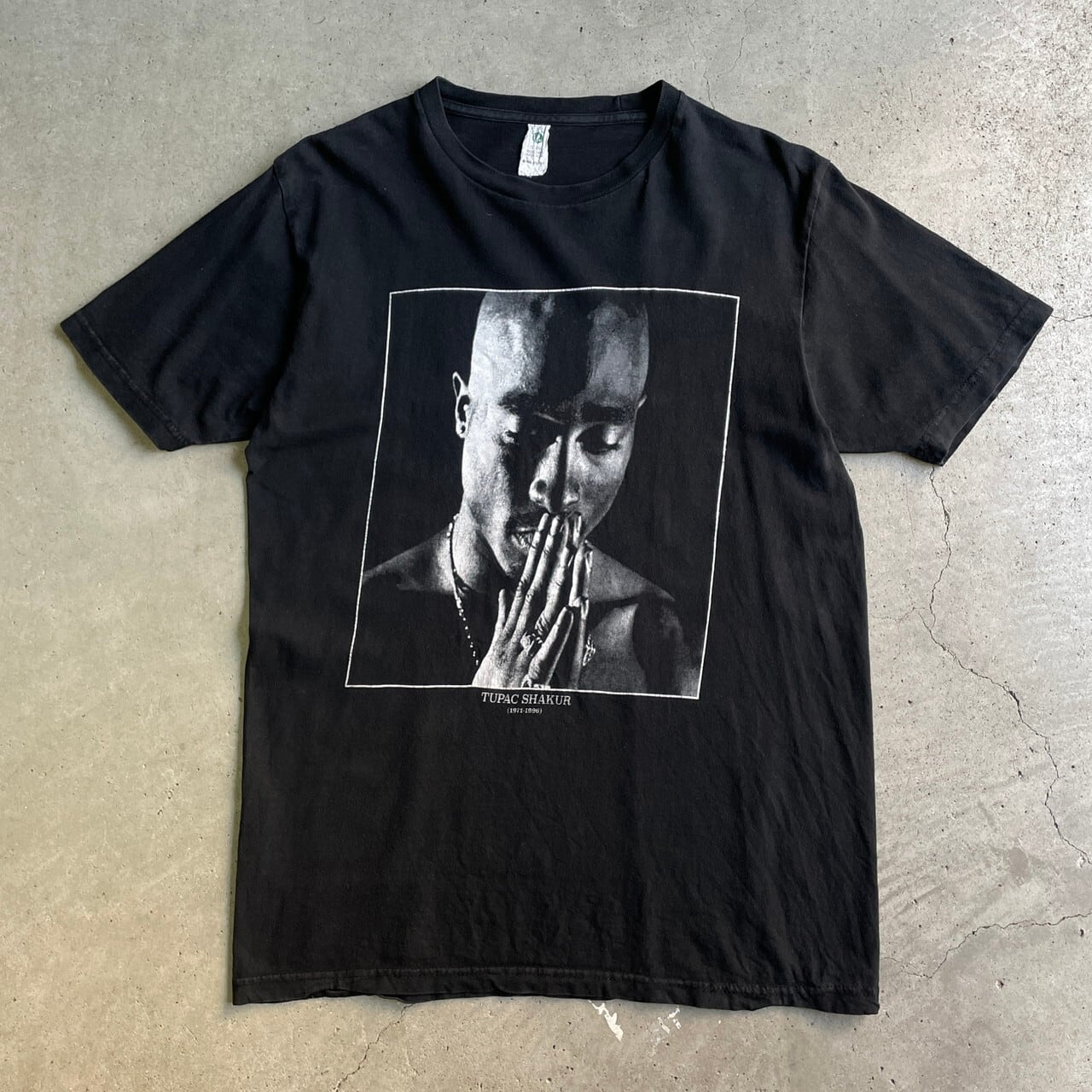 2PAC フォトプリント ラップTシャツ メンズL 古着 TUPAC ツーパック ヒップホップ バンドTシャツ ブラック 黒  【Tシャツ】【FSS2308-50b】 | cave 古着屋【公式】古着通販サイト powered by BASE