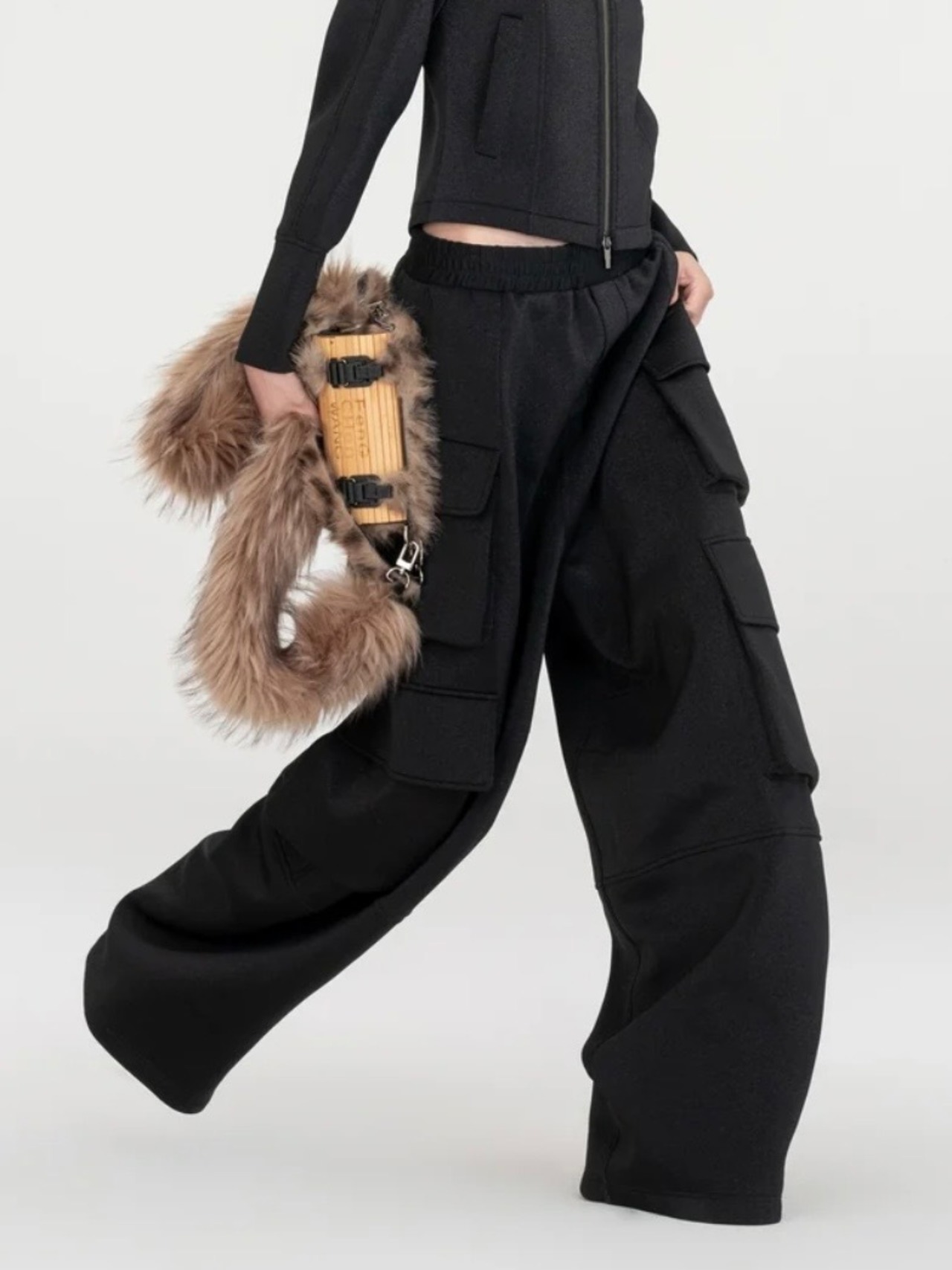 【26AW | WOMEN】Feng Chen Wang フェンチェンワン / パンツ / Black Subtle Shimmer Pants with 3D Pockets  FWF22TR25 - 4