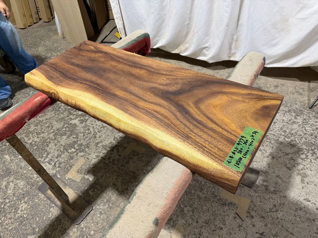 モンキーポッド9779　一枚板無垢 乾燥材　1050ｘ380-390ｘ54mm カウンター　センターテーブル　ダイニングテーブル