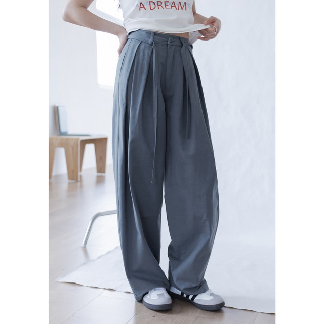 tucked wide pants