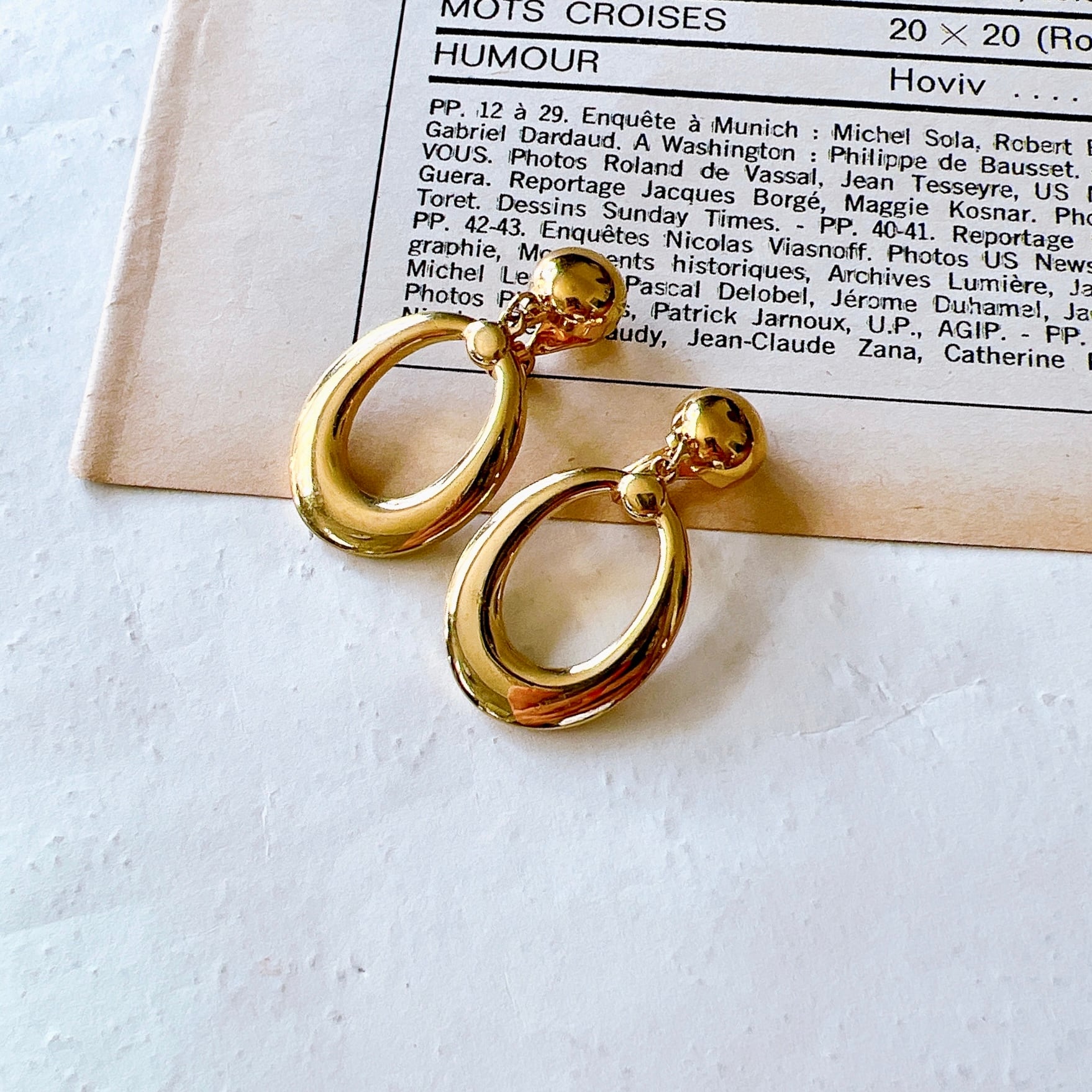 YM36-【 MONET 】モネ・ヴィンテージイヤリング　Oval hoop glossy gold tone swaying earrings