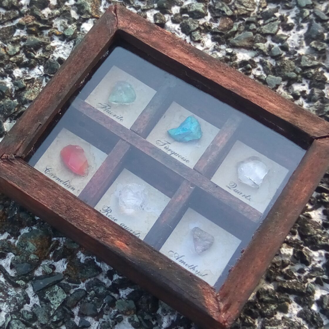 鉱物のミニチュア標本箱_鮮やかな色合い【鉱石の呟き】 | PAY ID