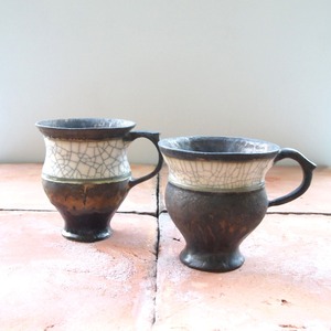 古角志奈帆(陶)貫入ブロンズマグカップ(向かって右)