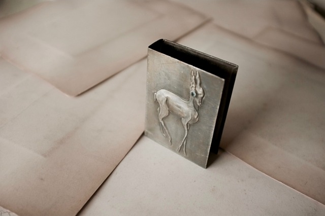 フランス 雌鹿と青い瞳とマッチホルダー エタン製 アンティーク