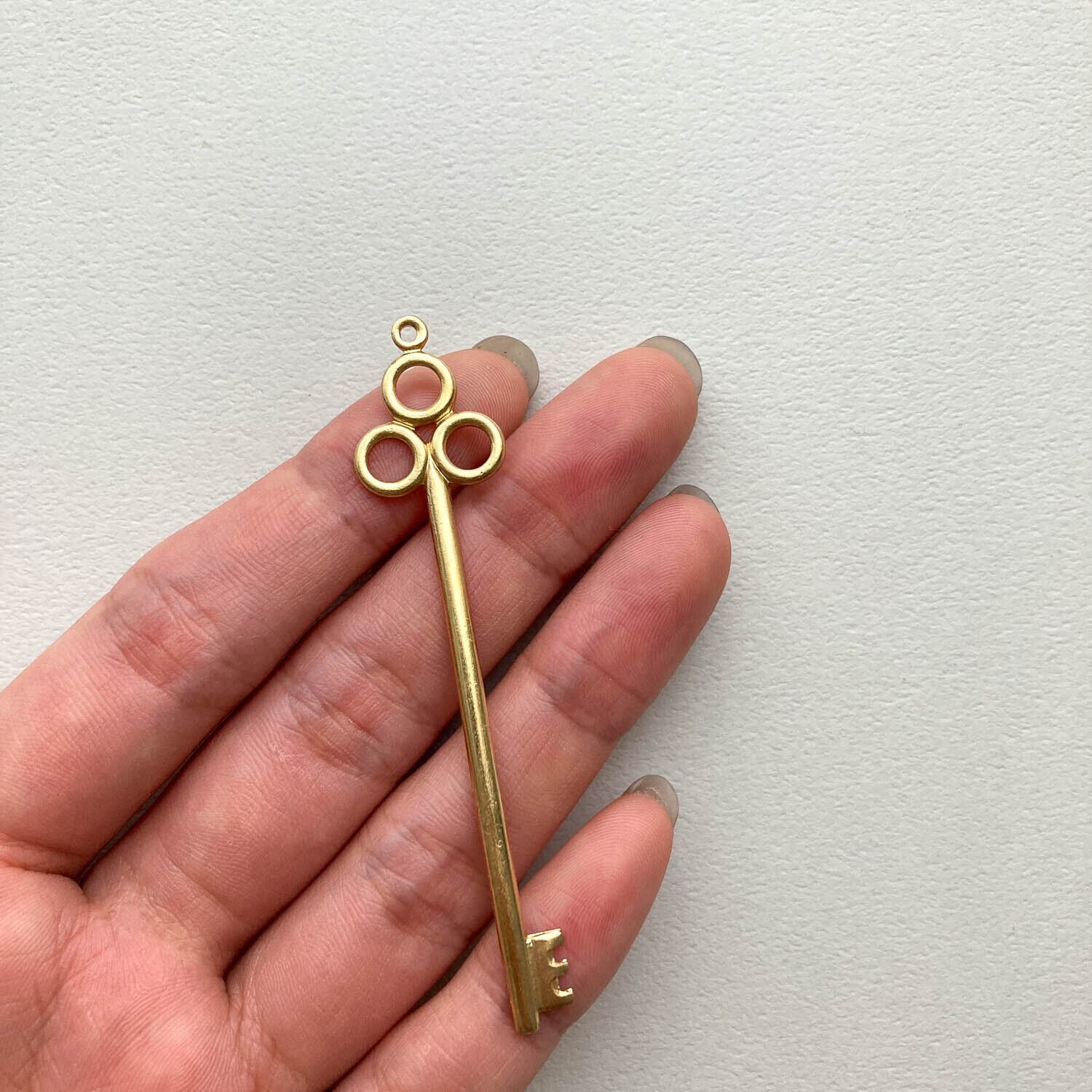 USA真鍮 丸3つの大ぶり鍵チャーム | Dua-アクセサリーパーツショップ
