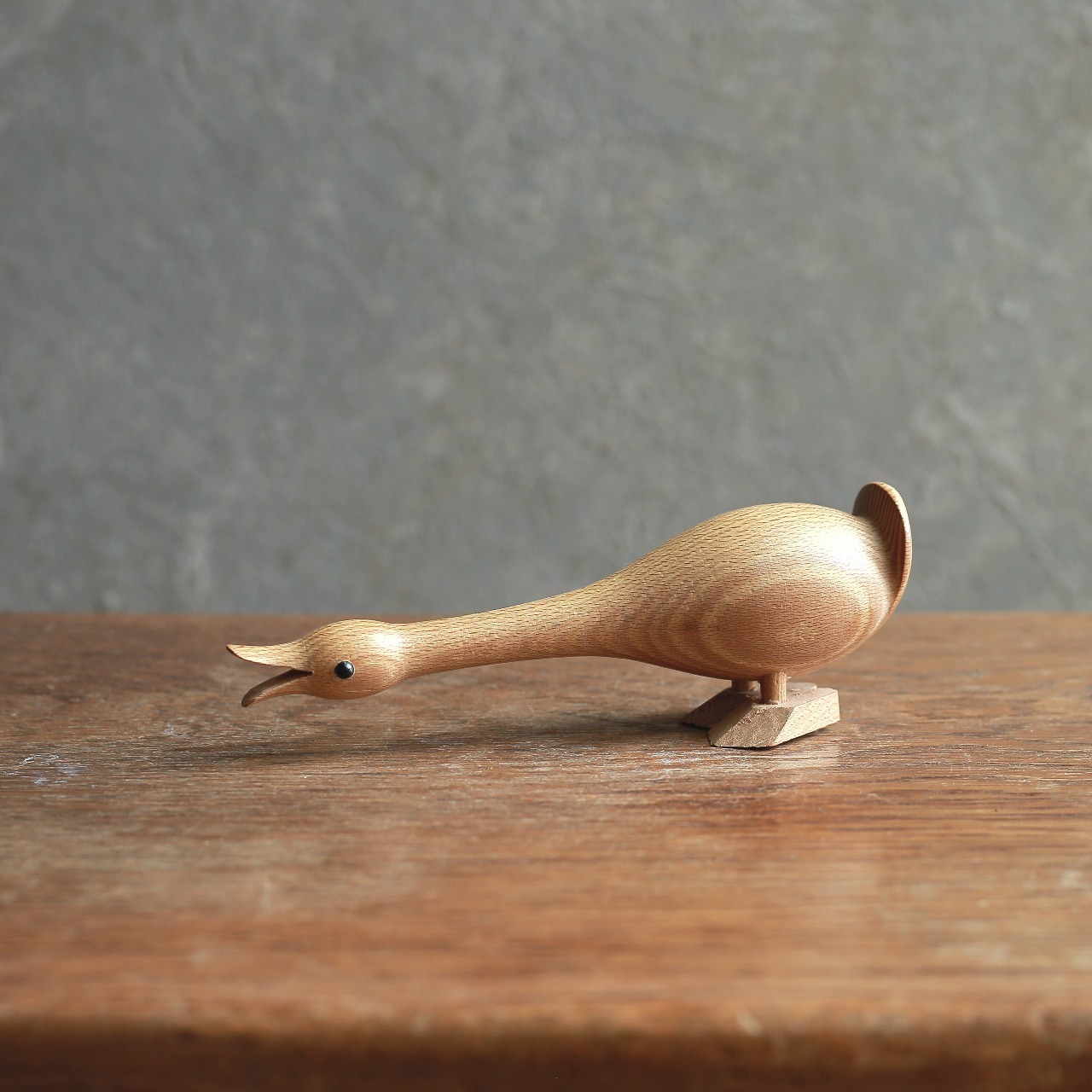 笑顔で前のめりな、木製のアヒル｜木製 水鳥 チーク材 ヴィンテージ置物