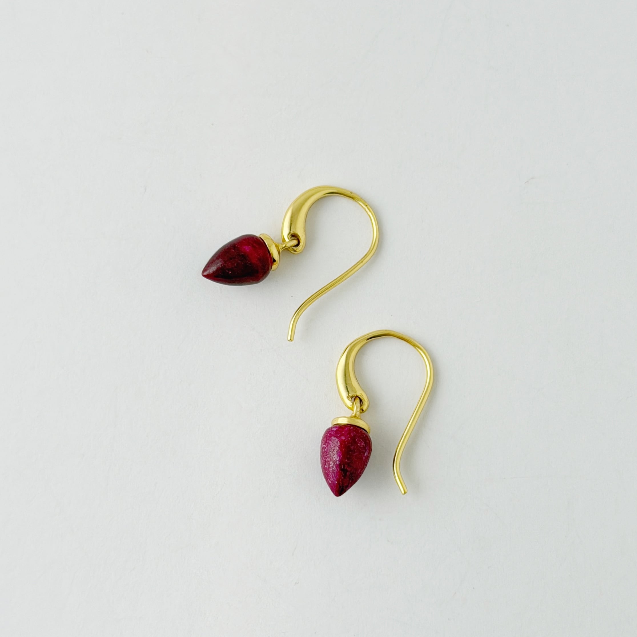Gold Coating ルビー 灯火（ともしび）フックピアスピアス | 【公式