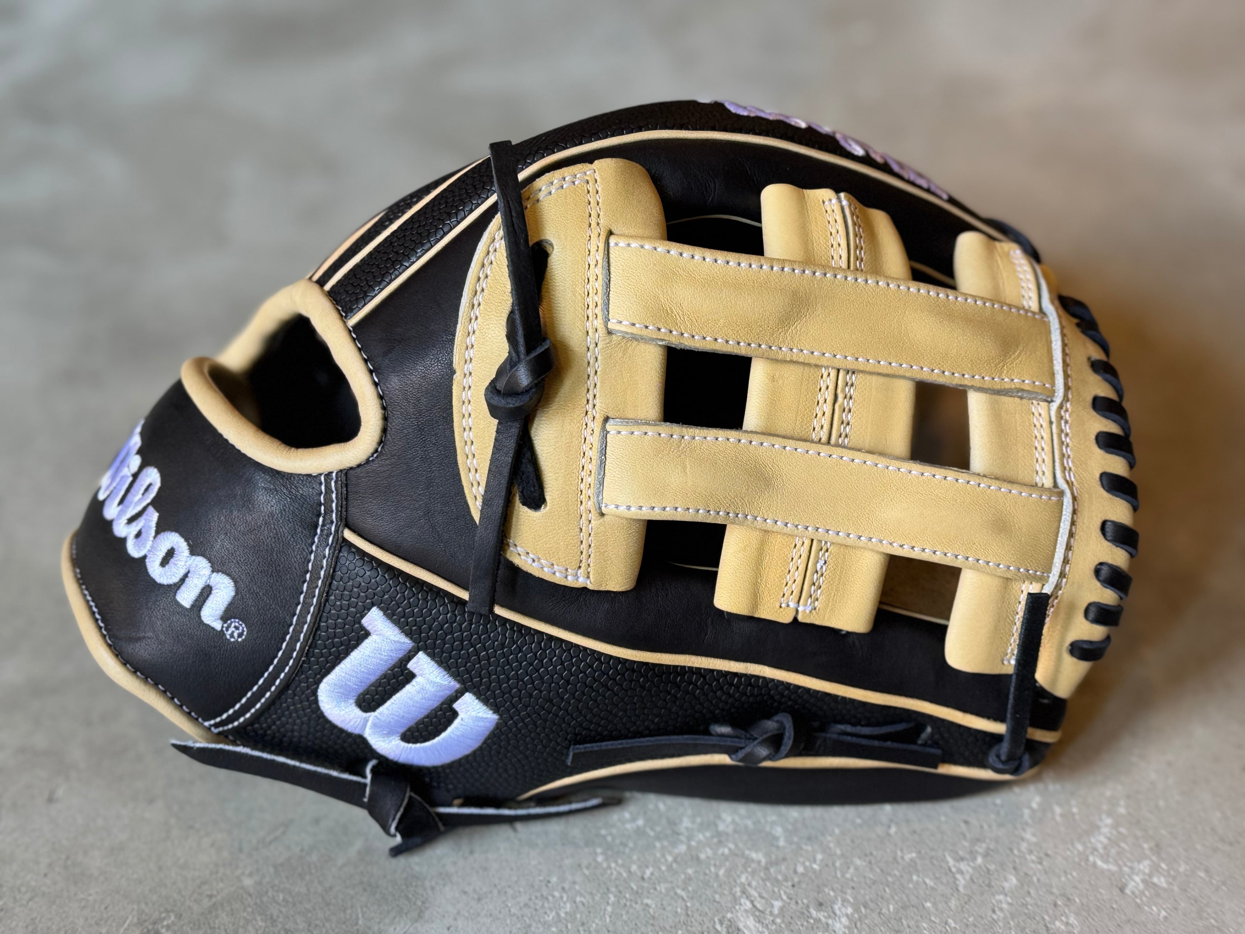 2025年限定モデル The Wannabe Hero DW5型【Wilson】軟式用グラブ